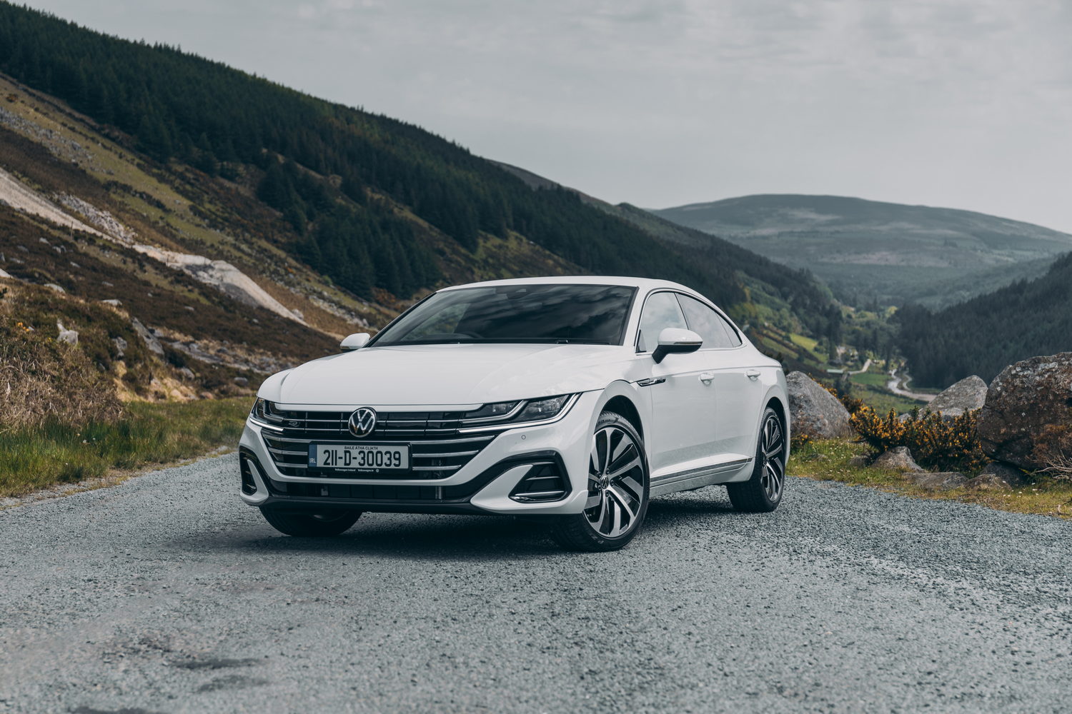 Car Reviews | Volkswagen Arteon eHybrid (2021) | CompleteCar.ie