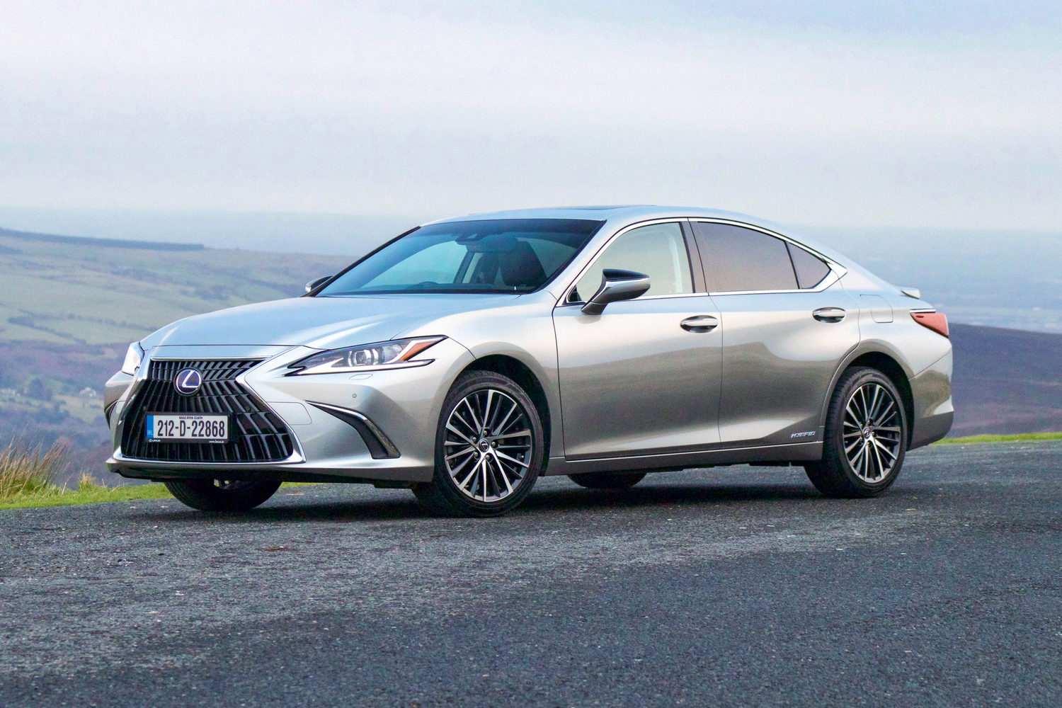 Car Reviews | Lexus ES 300h (2022) | CompleteCar.ie