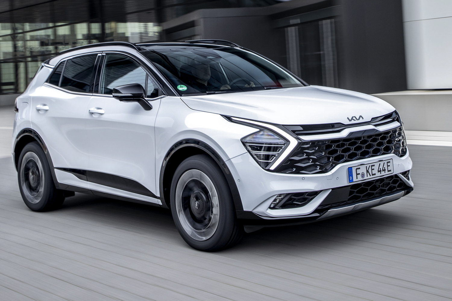 Car Reviews | Kia Sportage Plug-In Hybrid (2022) | CompleteCar.ie