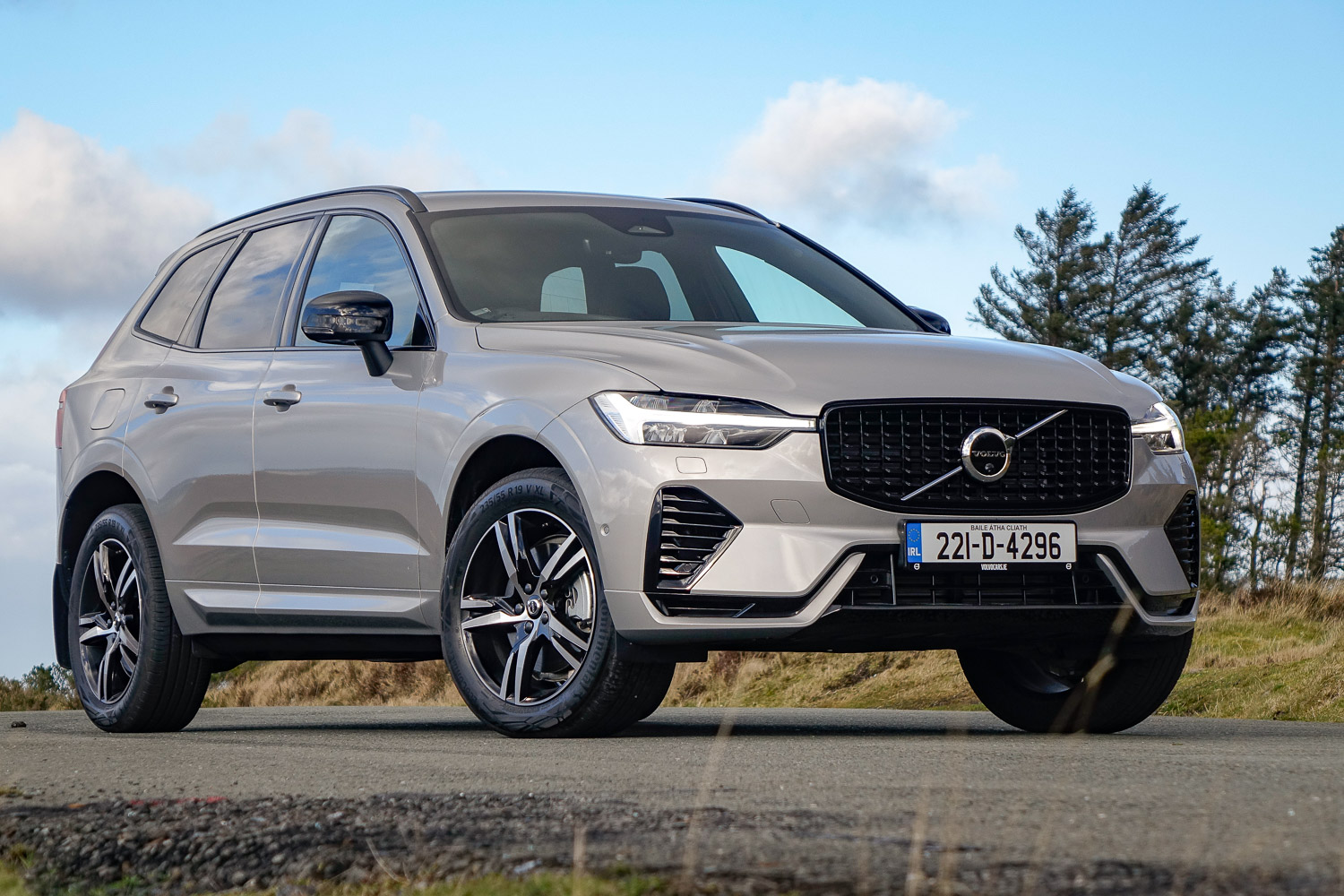 Car Reviews | Volvo XC60 T6 hybrid (2022) | CompleteCar.ie