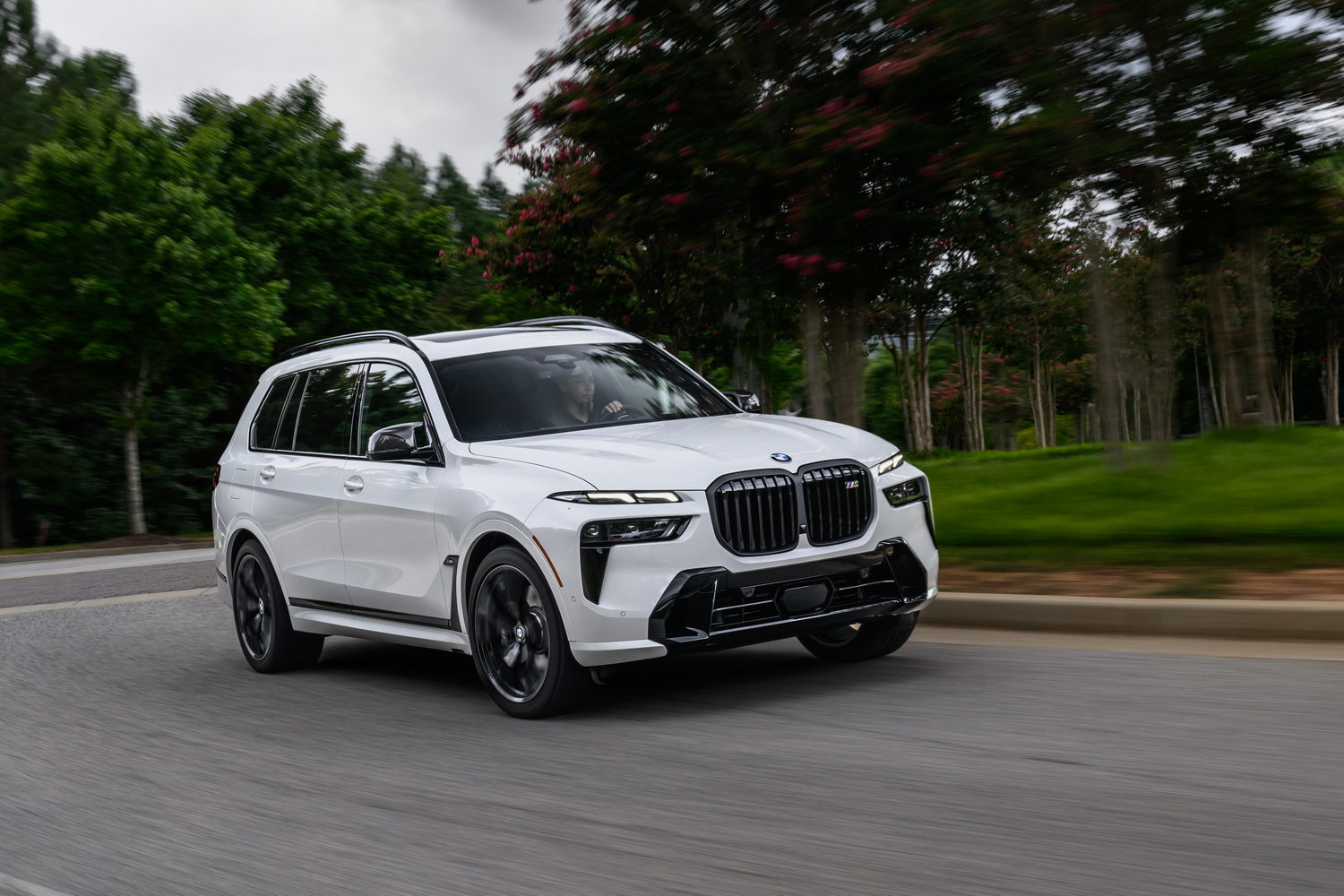 Car Reviews | BMW X7 M60i (2023) | CompleteCar.ie