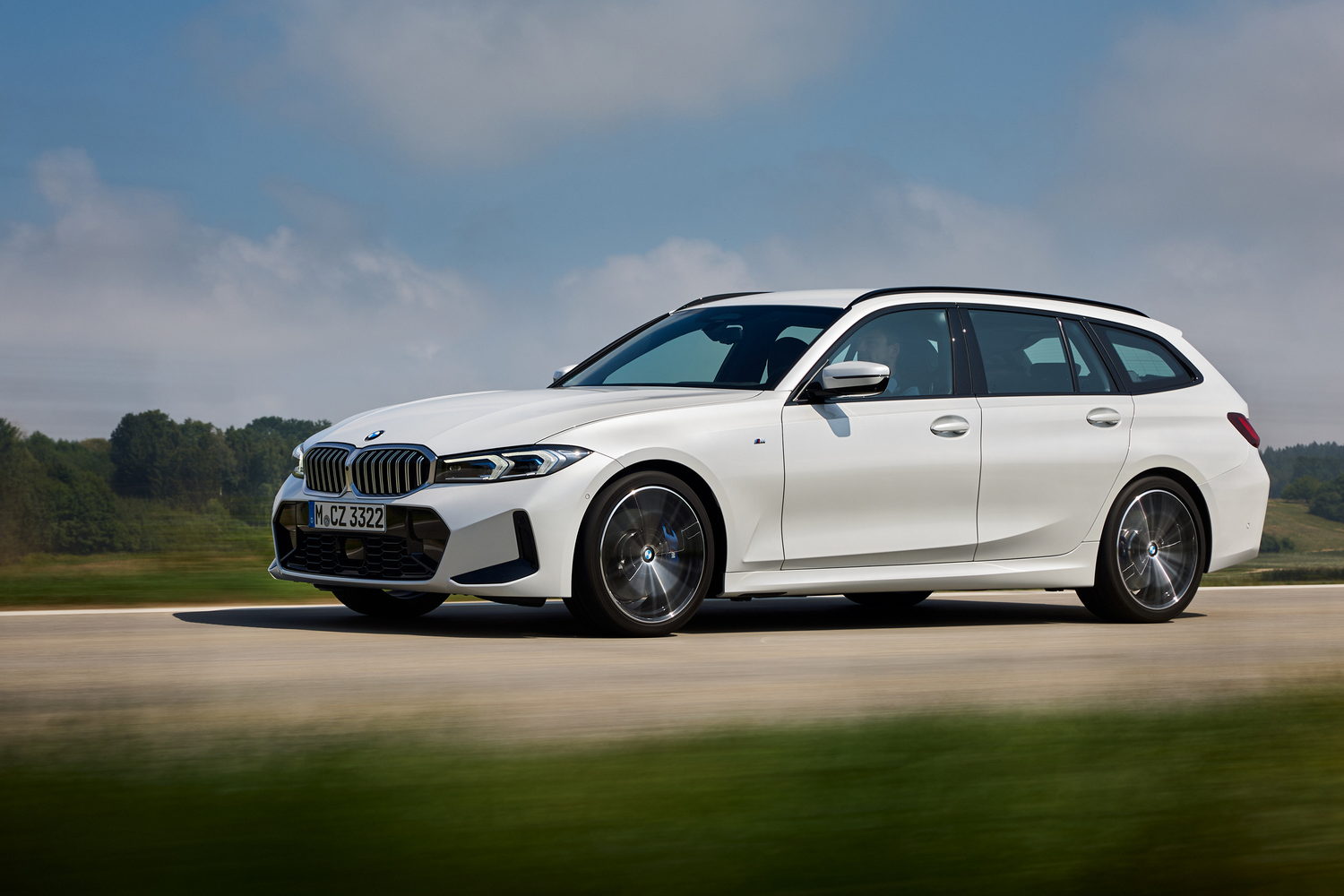 Car Reviews | BMW 320d Touring (2023) | CompleteCar.ie