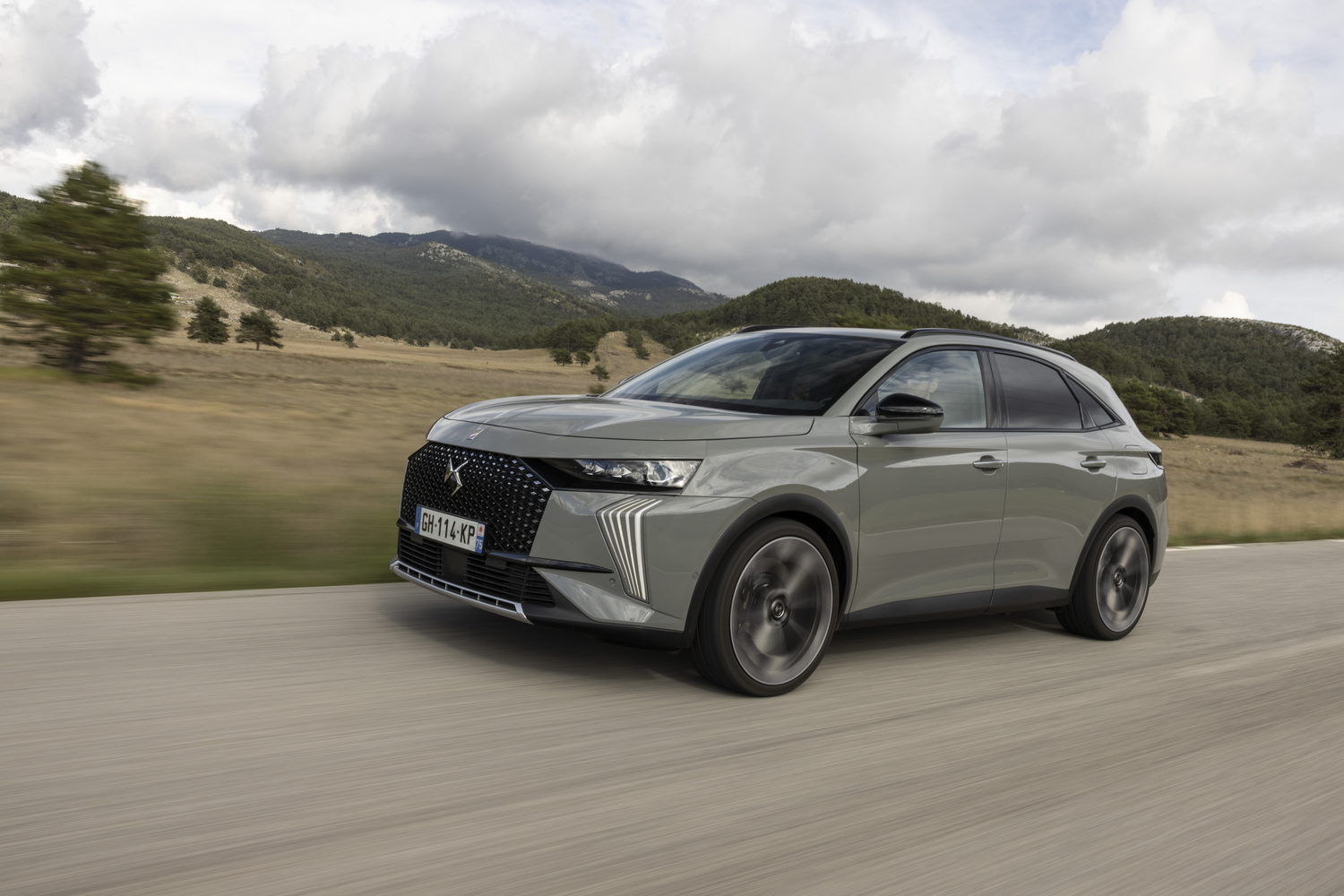 Car Reviews | DS 7 E-Tense 4x4 360 hybrid (2022) | CompleteCar.ie