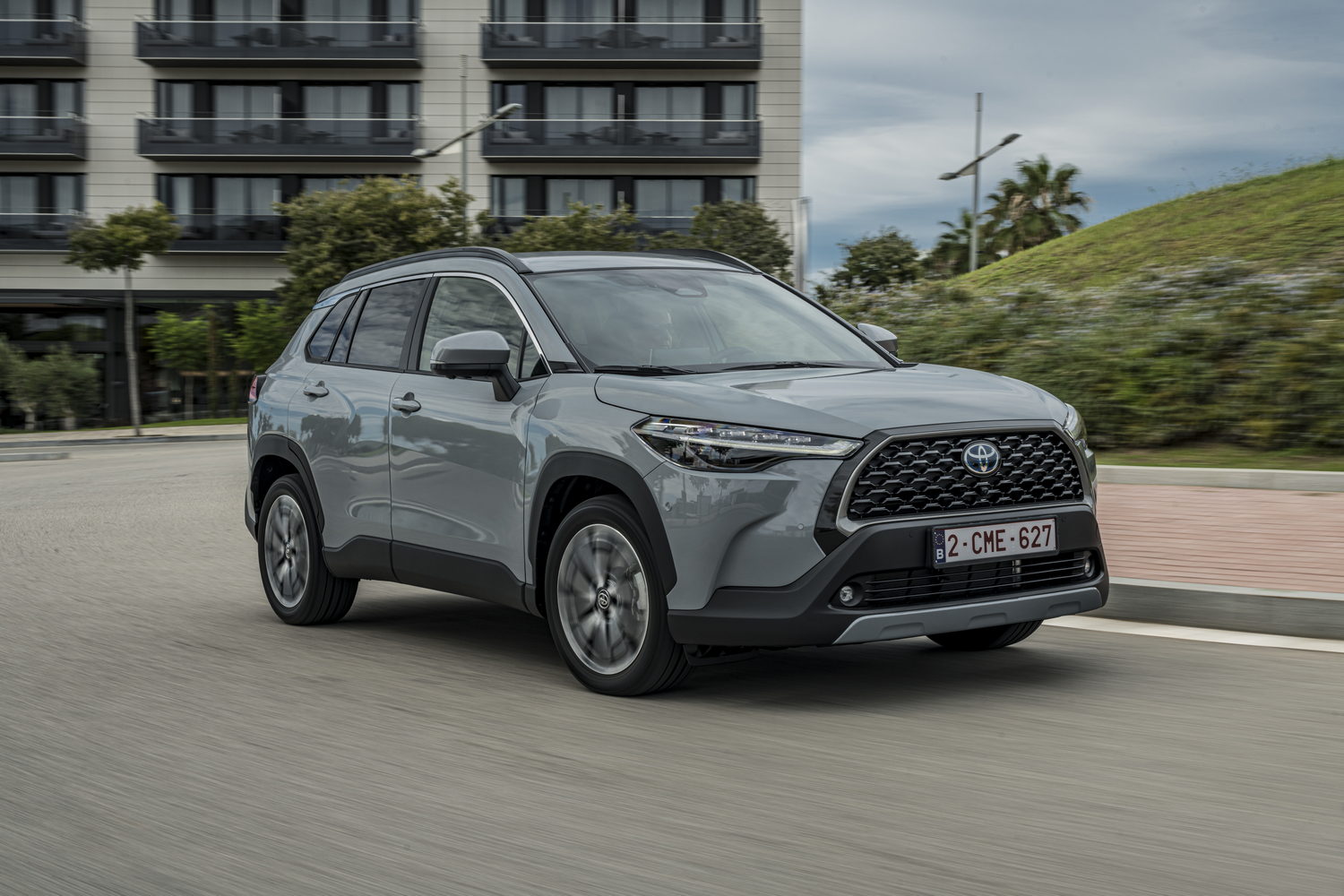 Car Reviews | Toyota Corolla Cross 2.0 Hybrid (2023) | CompleteCar.ie