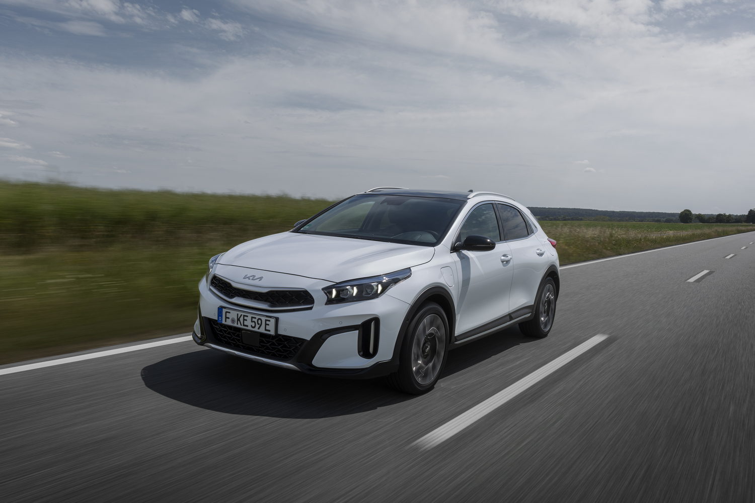 Car Reviews | Kia XCeed plug-in hybrid (2023) | CompleteCar.ie