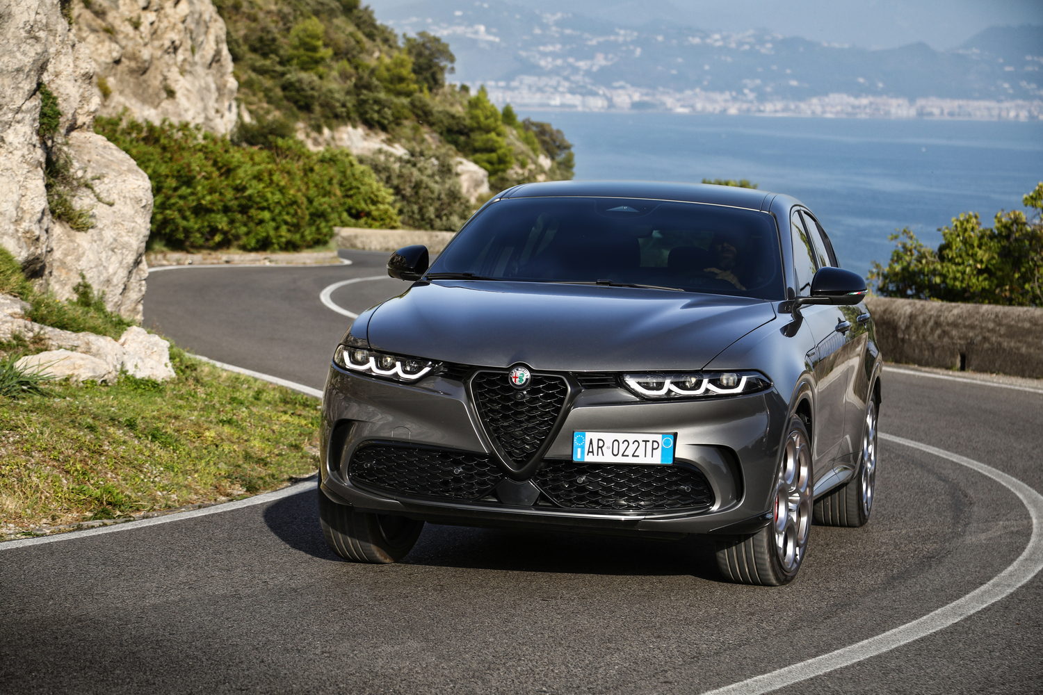 Car Reviews | Alfa Romeo Tonale PHEV Q4 (2023) | CompleteCar.ie