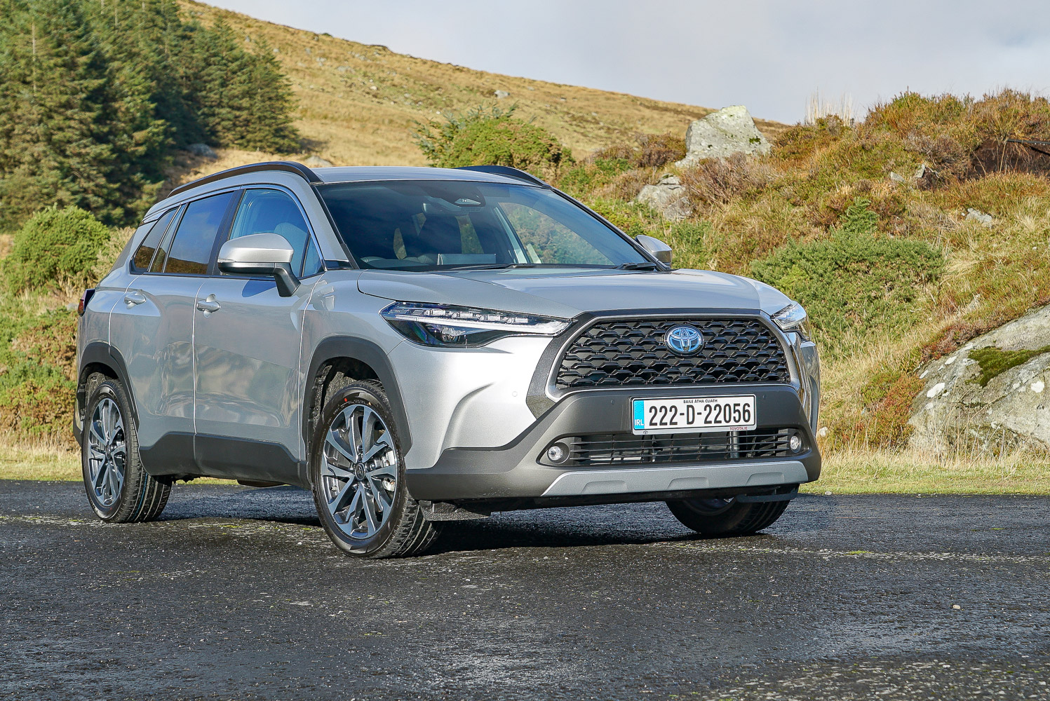 Car Reviews | Toyota Corolla Cross 2.0 Hybrid (2023) | CompleteCar.ie