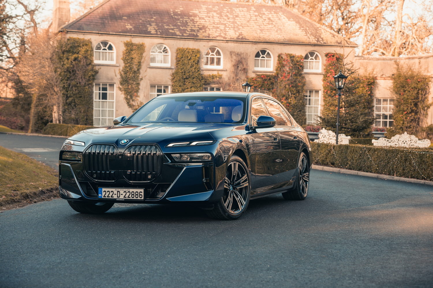 Car Reviews | BMW i7 xDrive60 (2023) | CompleteCar.ie