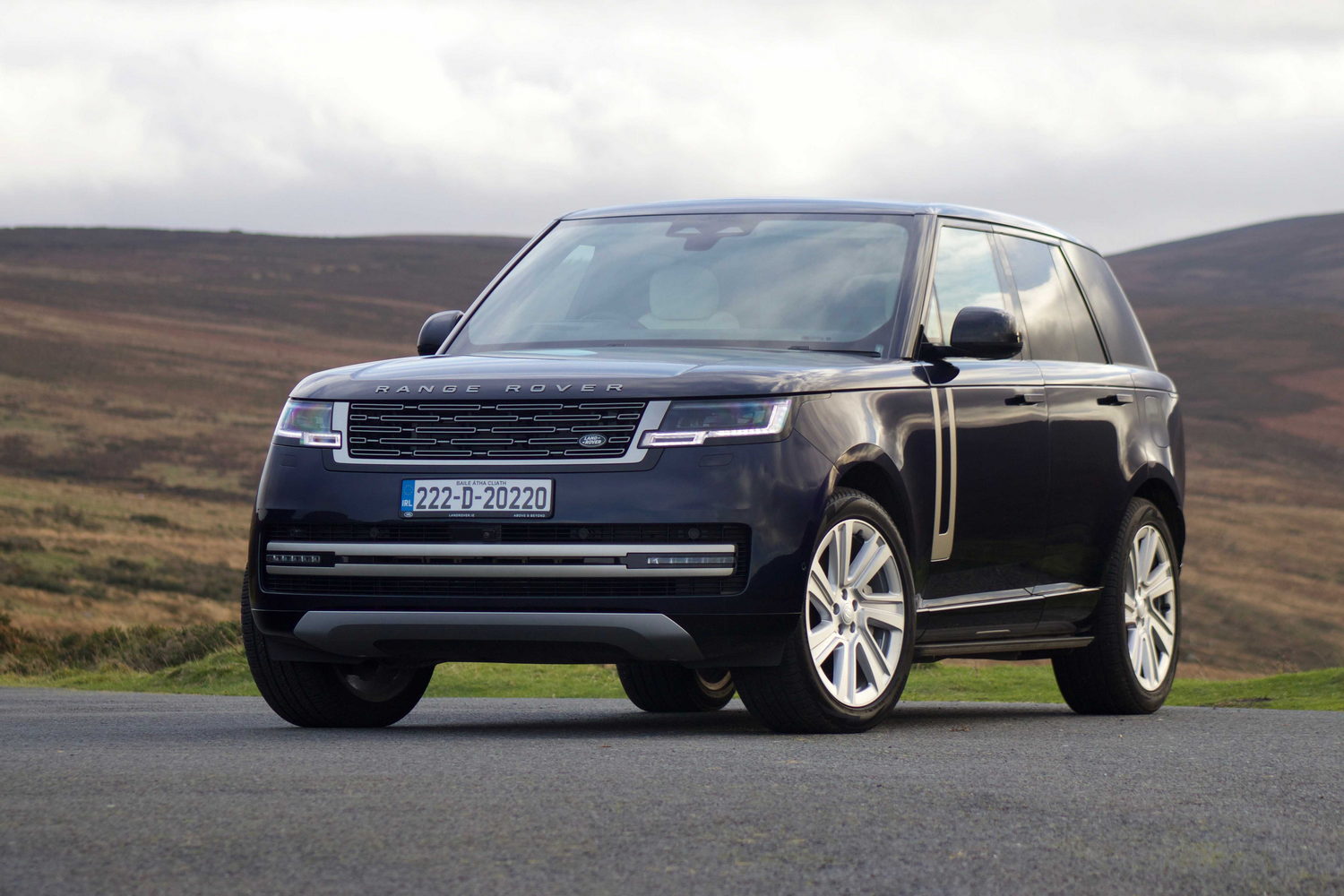 Car Reviews | Range Rover P440e hybrid (2023) | CompleteCar.ie