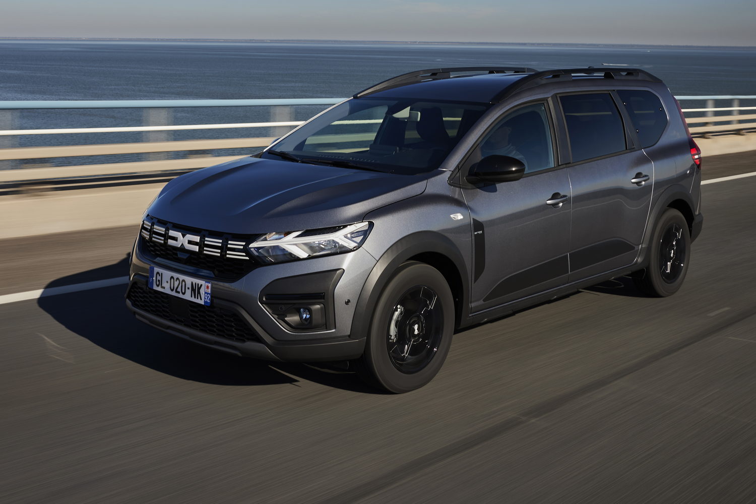 Car Reviews | Dacia Jogger Hybrid 140 (2023) | CompleteCar.ie