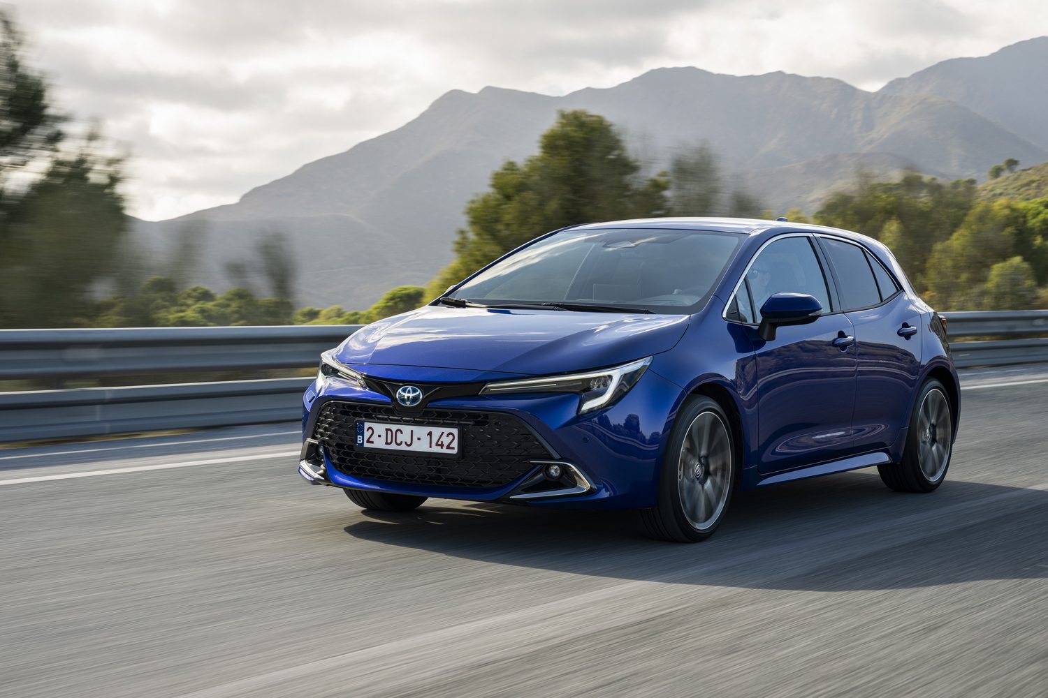 Car Reviews | Toyota Corolla 1.8 Hybrid Hatchback (2023) | CompleteCar.ie