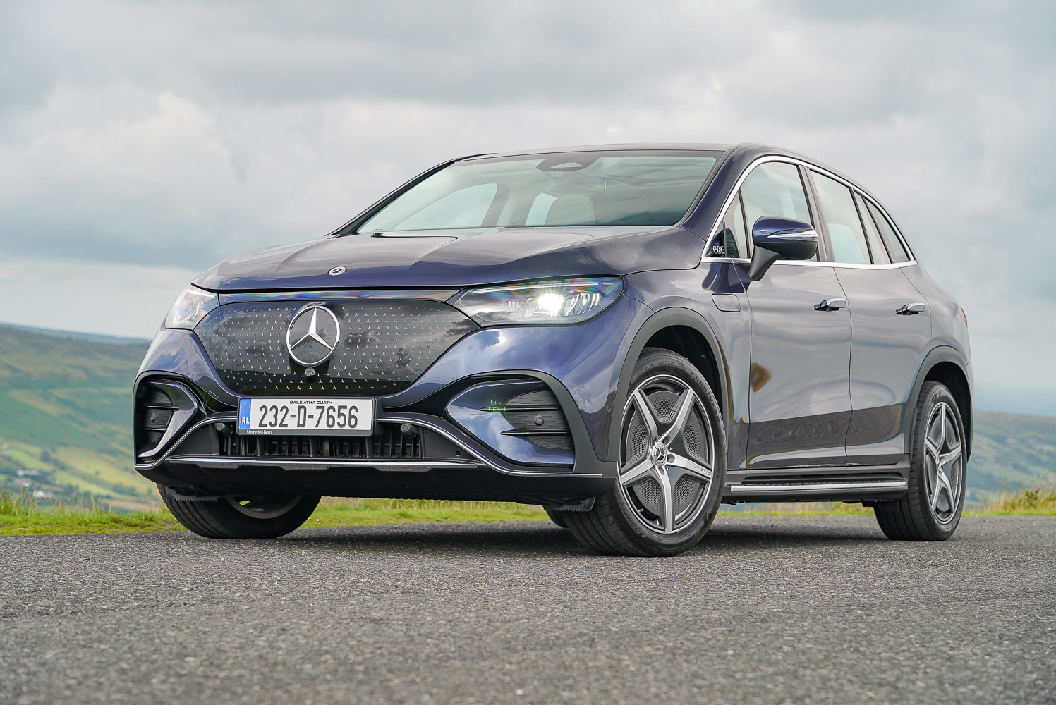 Car Reviews | Mercedes-Benz EQE 300 SUV (2023) | CompleteCar.ie