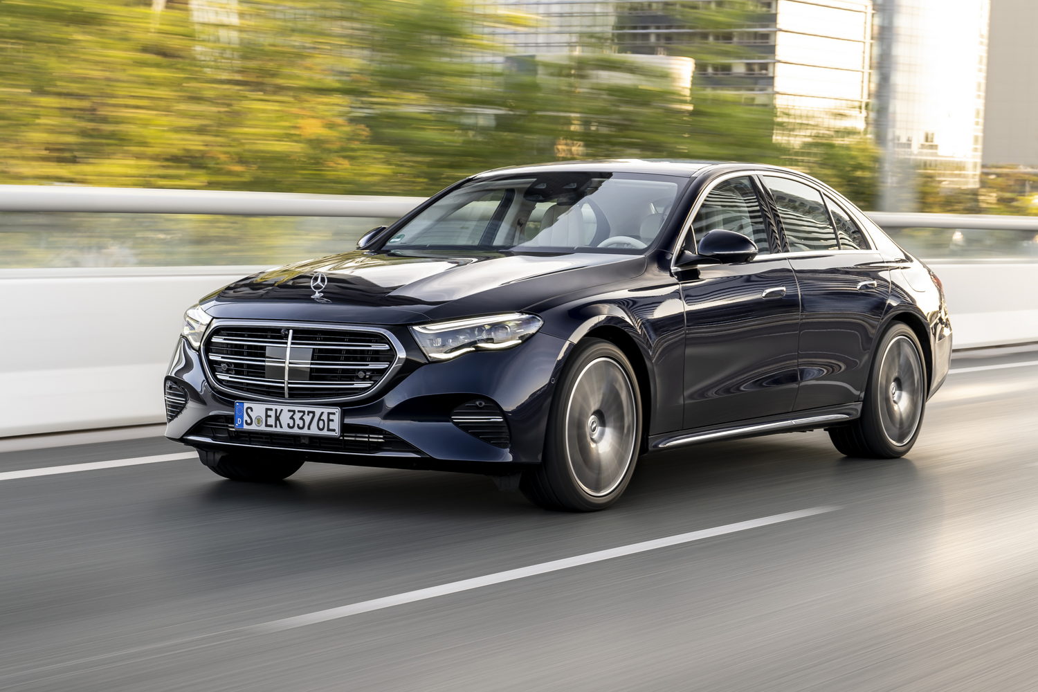 Car Reviews | Mercedes-Benz E 300 e hybrid (2023) | CompleteCar.ie