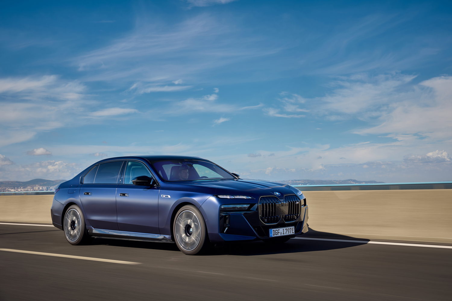 Car Reviews | BMW i7 M70 (2024) | CompleteCar.ie