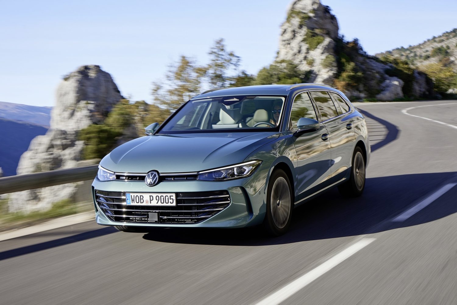 Car Reviews | Volkswagen Passat Estate 1.5 e-TSI (2024) | CompleteCar.ie