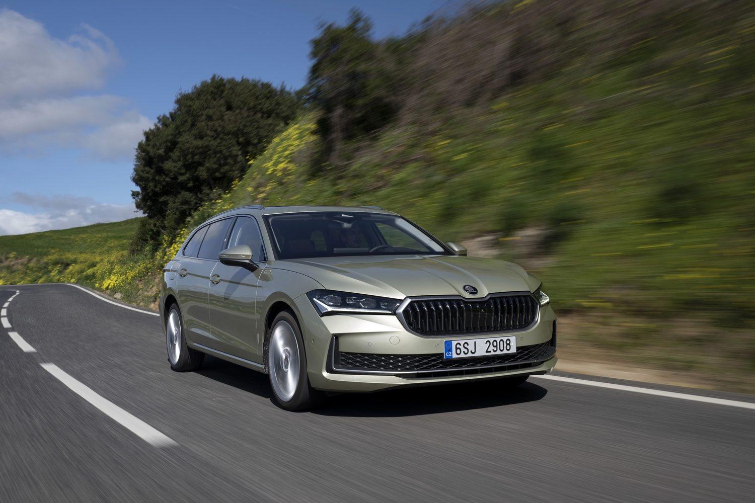 Car Reviews | Skoda Superb Combi 2.0 TDI (2024) | CompleteCar.ie