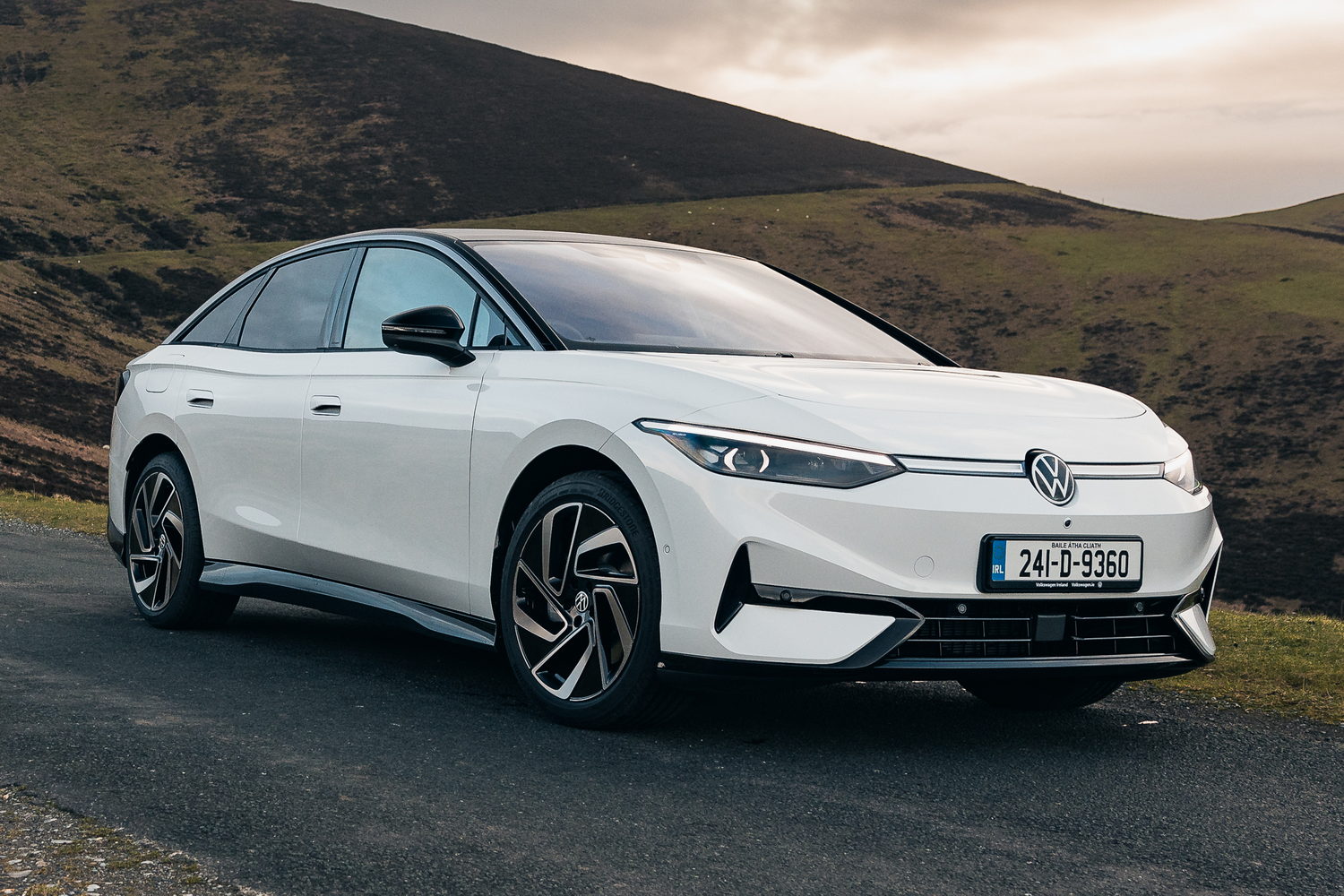 Car Reviews | Volkswagen ID.7 Pro Plus (2024) | CompleteCar.ie