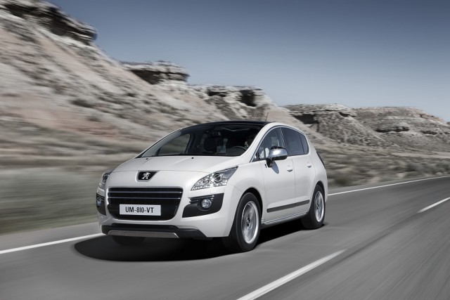 Car Reviews | Peugeot 3008 HYbrid4 | CompleteCar.ie