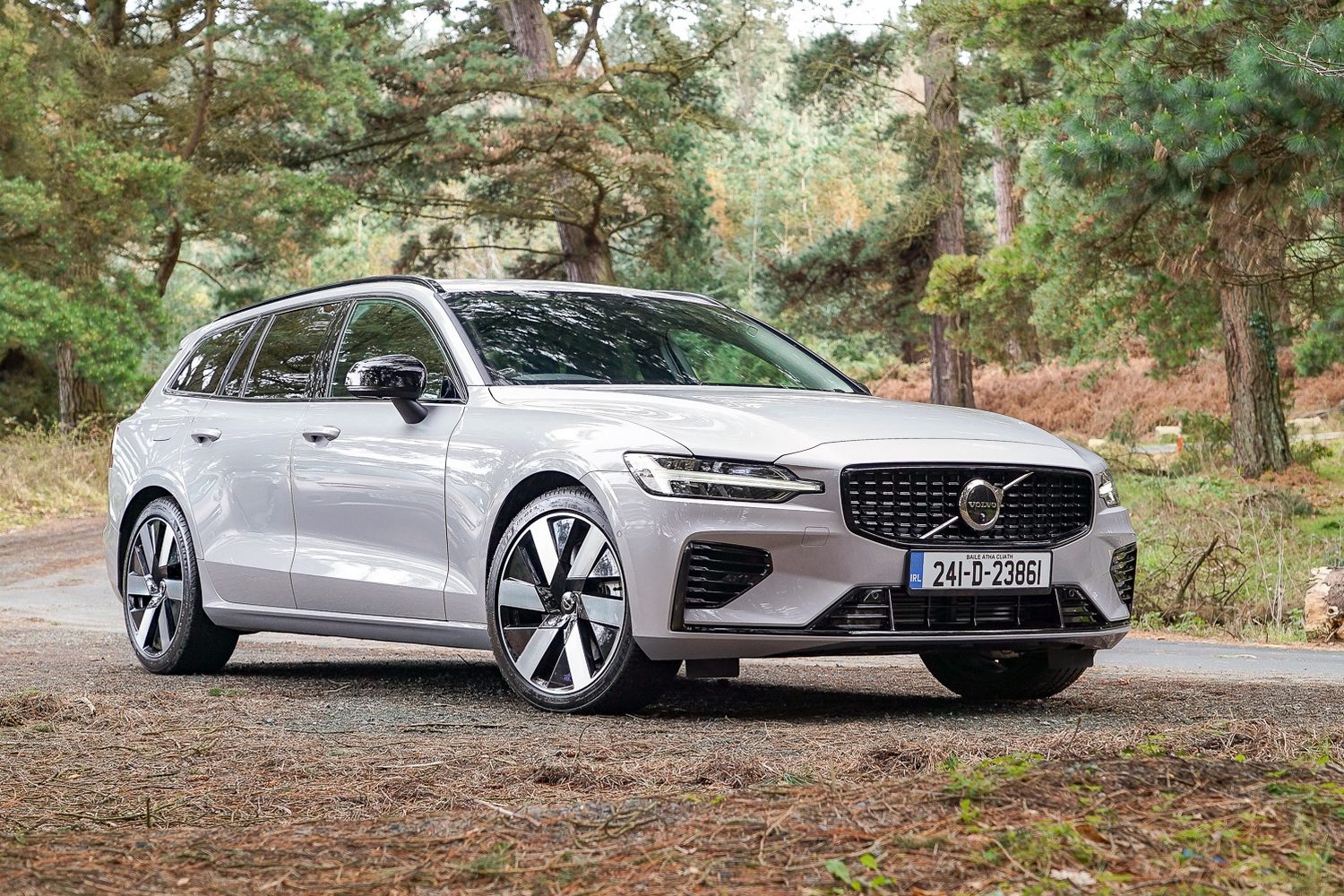 Car Reviews | Volvo V60 T6 Recharge (2024) | CompleteCar.ie