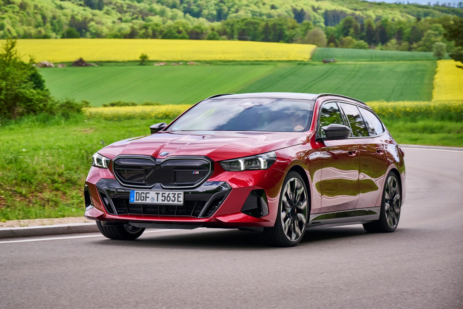 Car Reviews | BMW i5 M60 xDrive Touring (2024) | CompleteCar.ie