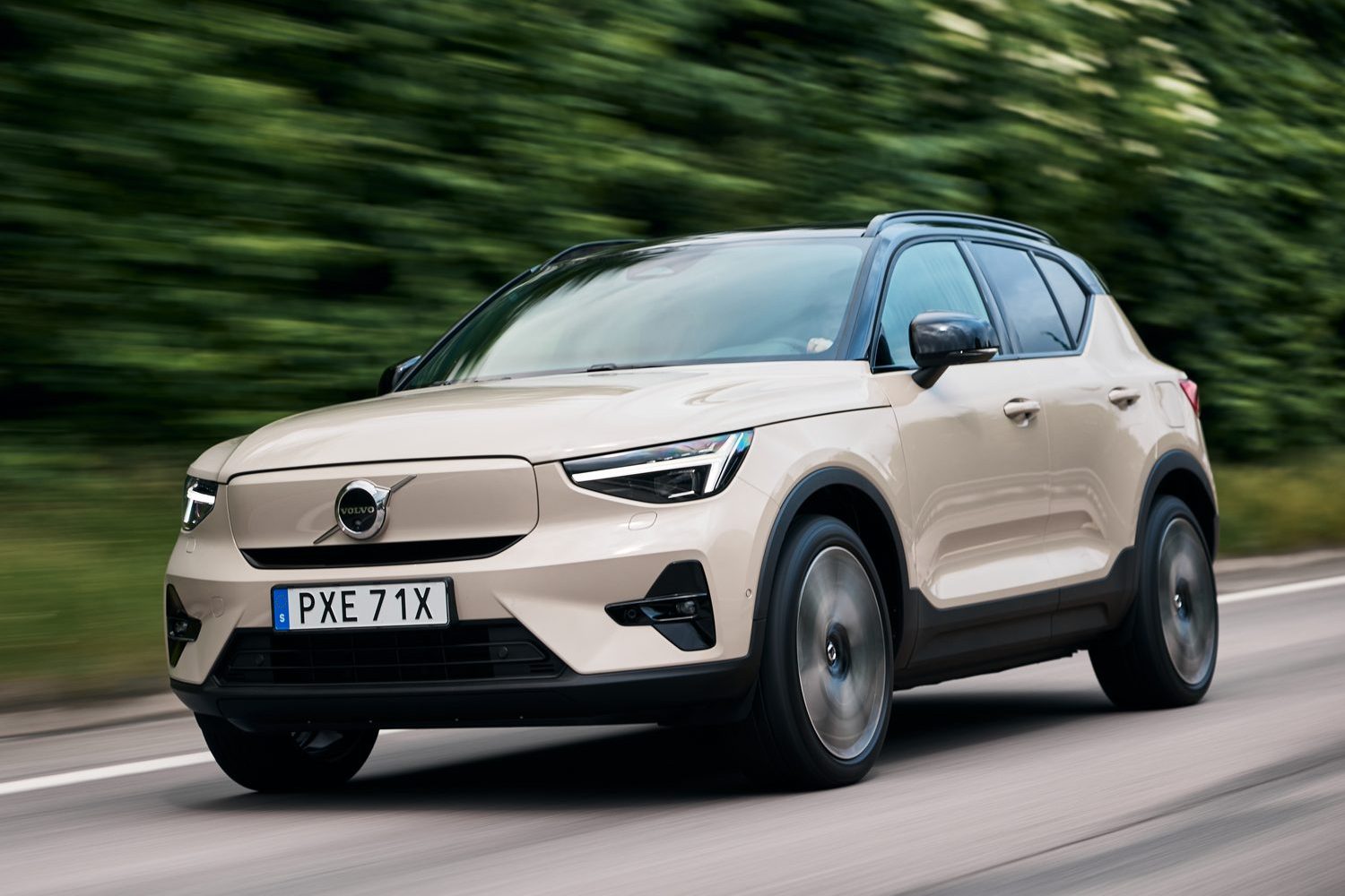 Car Reviews | Volvo EX40 Single Motor Extended Range (2024) | CompleteCar.ie