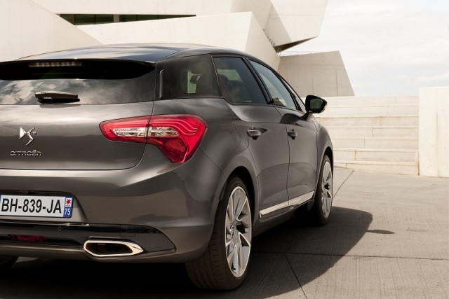 Car Reviews | Citroen DS5 | CompleteCar.ie