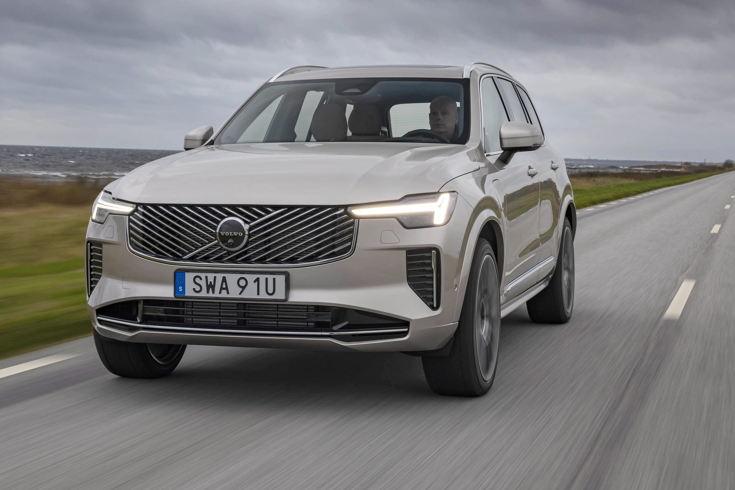 Car Reviews | Volvo XC90 T8 (2025) | CompleteCar.ie