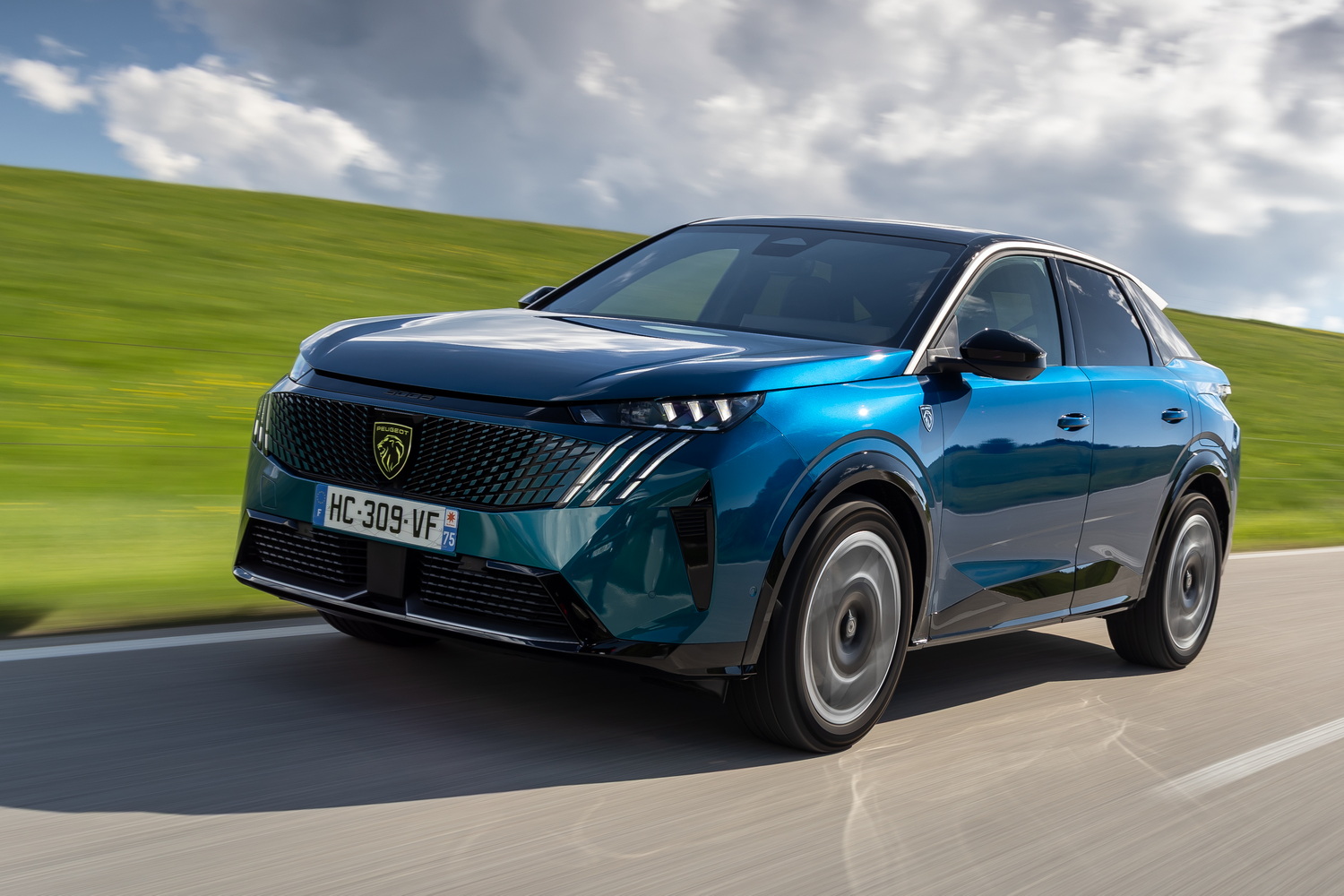 Car Reviews | Peugeot E-3008 Dual Motor (2025) | CompleteCar.ie