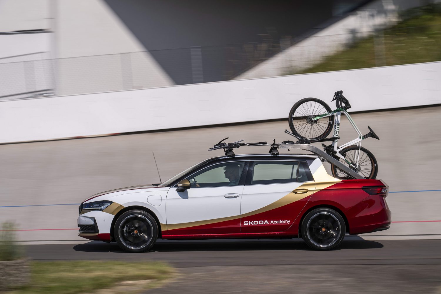 Car Reviews | Skoda L&K 130 (2025) | CompleteCar.ie Car Reviews | Skoda L&K 130 (2025) | CompleteCar.ie