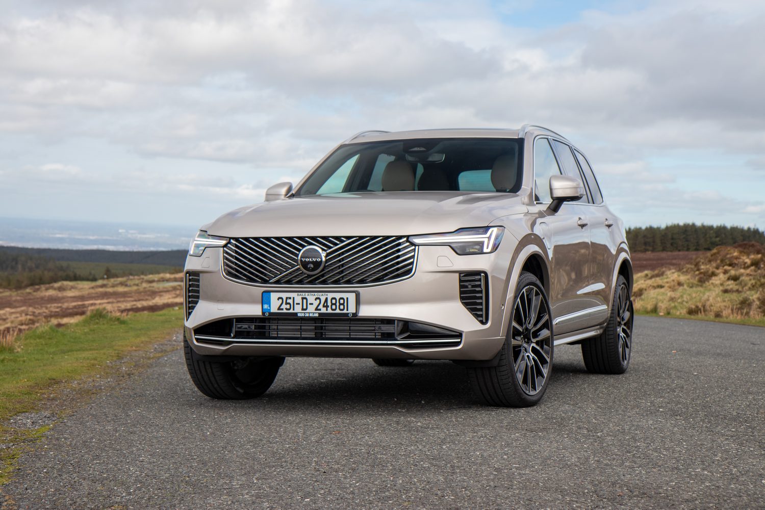 Car Reviews | Volvo XC90 T8 (2025) | CompleteCar.ie