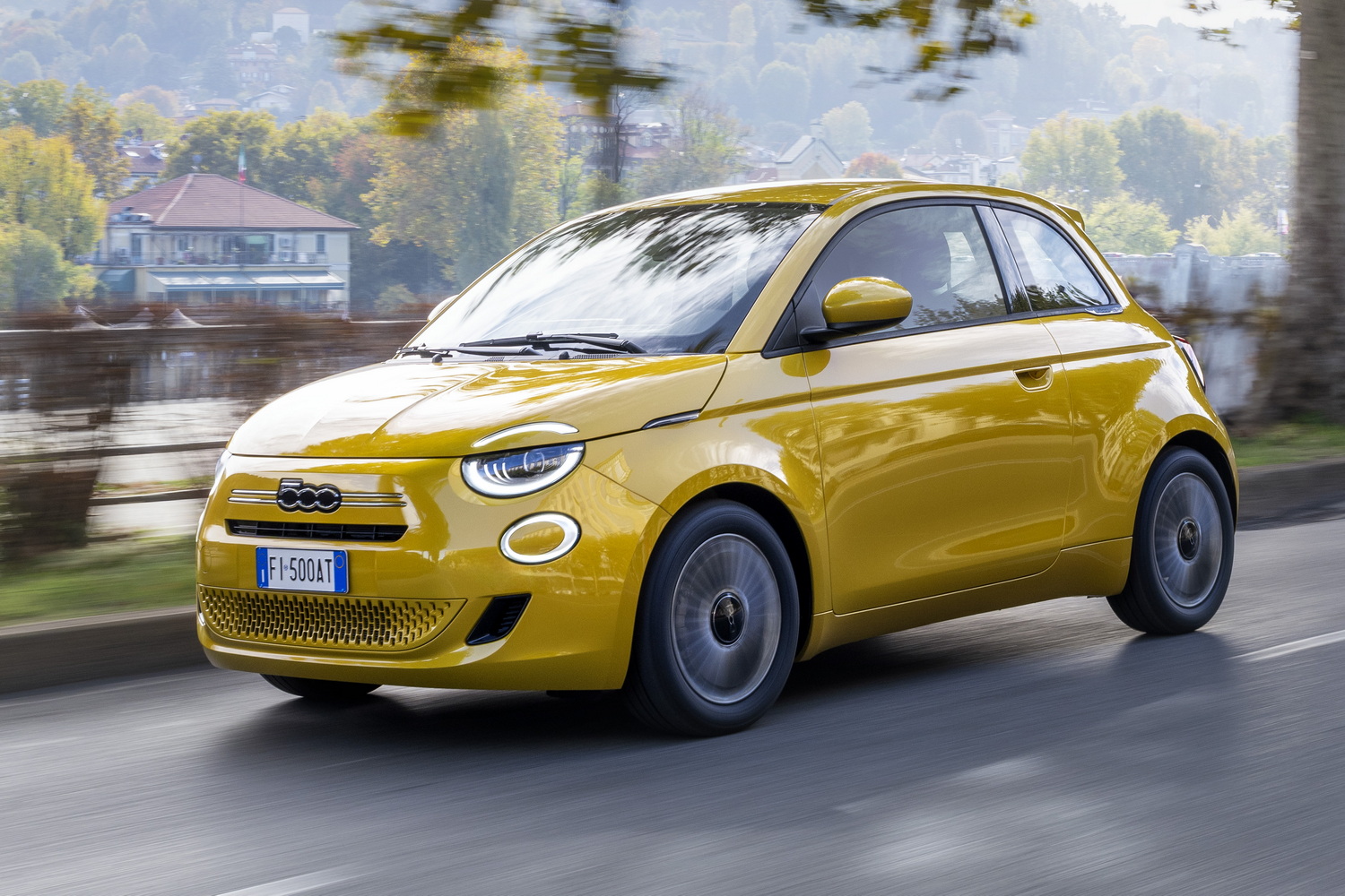 Car Reviews | Fiat 500 Hybrid (2026) | CompleteCar.ie