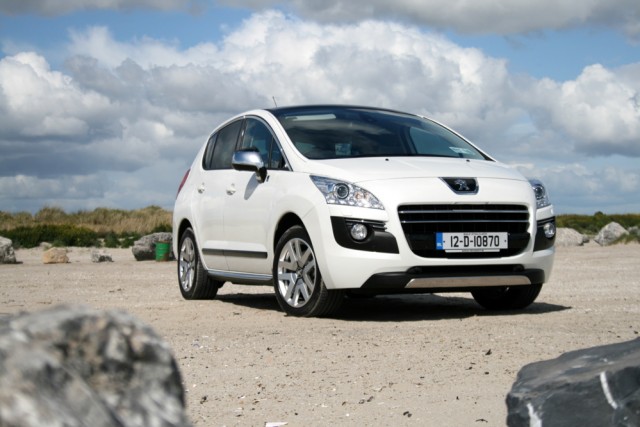 Car Reviews | Peugeot 3008 HYbrid4 | CompleteCar.ie
