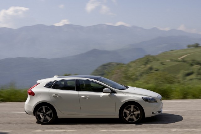 Car Reviews | Volvo V40 | CompleteCar.ie