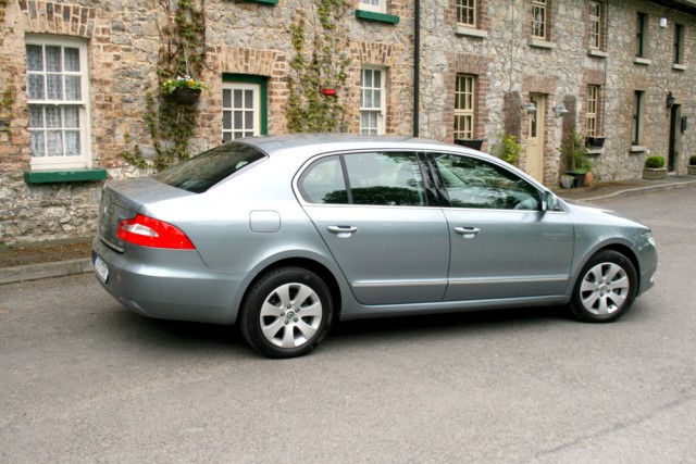 Car Reviews | Skoda Superb | CompleteCar.ie