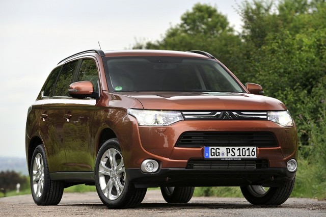 Car Reviews | Mitsubishi Outlander | CompleteCar.ie