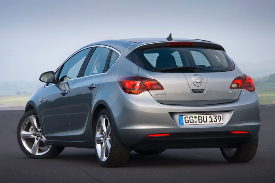Car Reviews | Opel Astra five-door | CompleteCar.ie