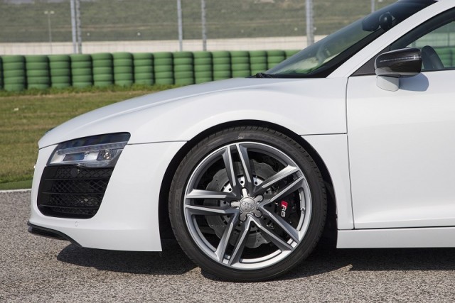 Car Reviews | Audi R8 V8 Coupe | CompleteCar.ie