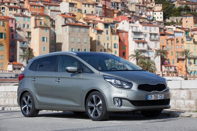 Car Reviews | Kia Carens | CompleteCar.ie