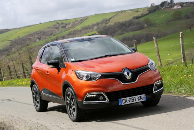 Car Reviews | Renault Captur TCe | CompleteCar.ie
