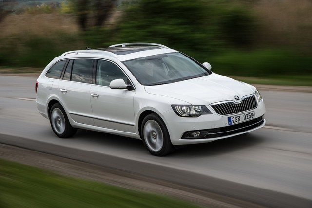 Car Reviews | Skoda Superb Combi | CompleteCar.ie