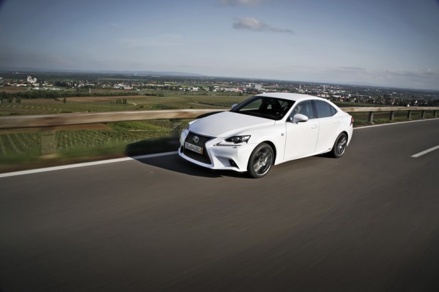 Car Reviews | Lexus IS 300h | CompleteCar.ie