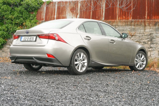 Car Reviews | Lexus IS 300h | CompleteCar.ie