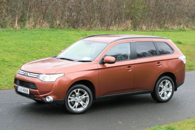 Car Reviews | Mitsubishi Outlander | CompleteCar.ie