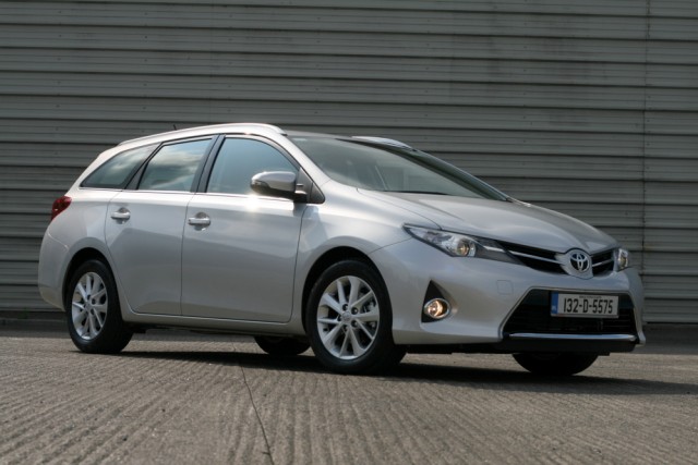 Car Reviews | Toyota Auris Touring Sports | CompleteCar.ie
