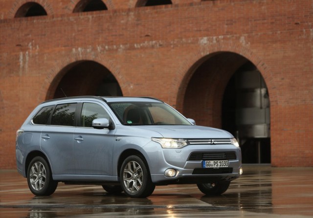 Car Reviews | Mitsubishi Outlander PHEV | CompleteCar.ie