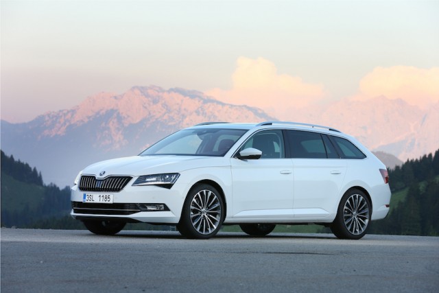 Car Reviews | Skoda Superb Combi | CompleteCar.ie