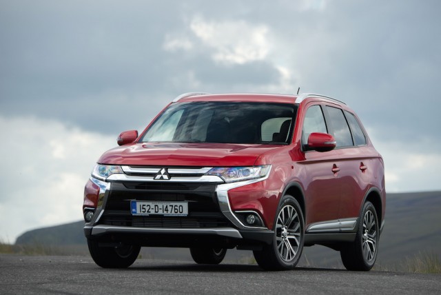 Car Reviews | Mitsubishi Outlander | CompleteCar.ie