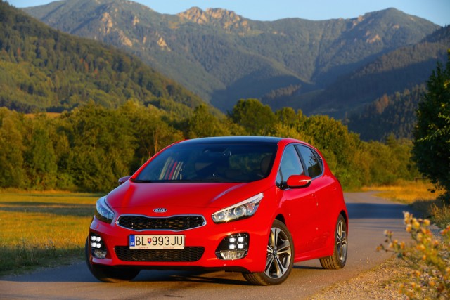 Car Reviews | Kia Ceed 1.0 T-GDI | CompleteCar.ie