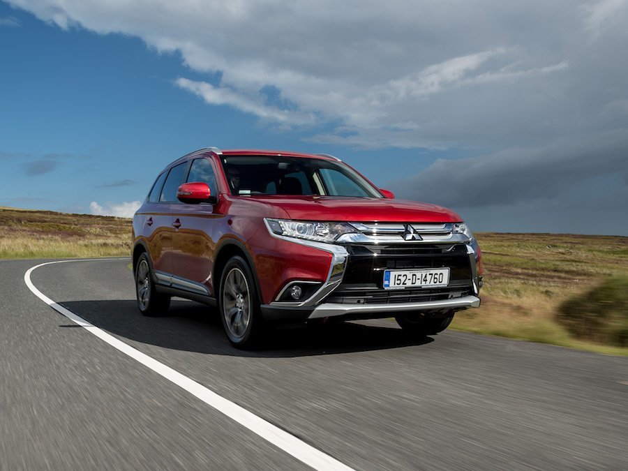 Car Reviews | Mitsubishi Outlander | CompleteCar.ie