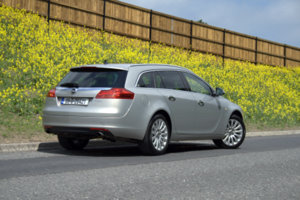 Car Reviews | Opel Insignia Sports Tourer | CompleteCar.ie